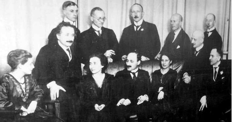 groupe de physiciens et chimistes