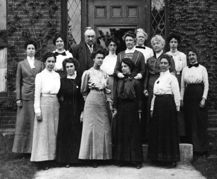 photo des Harvard computers et du directeur du laboratoire
