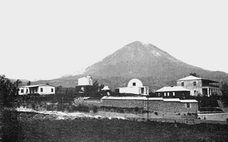 photo noir et blanc montrant l’observatoire et d’autres bâtiments